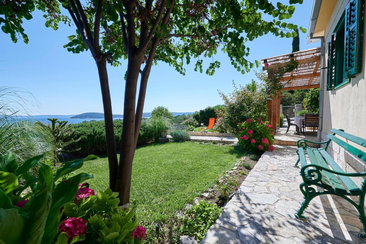 Unique House Split Exterior photo
